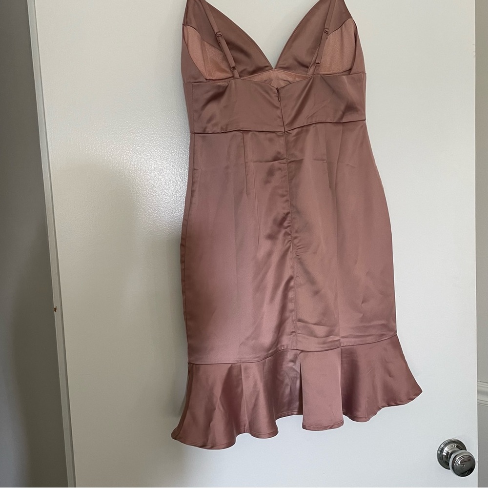 Whyte Valentyne Fitted Dress with Ruffle hem - Picture 4 of 5
